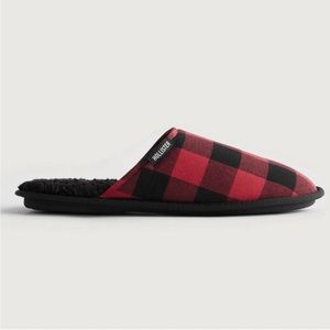 Hollister men’s sherpa lined slippers